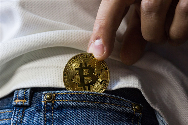 特朗普猛攻美联储！首位非裔女理事库克陷房贷风波，“辞职危机”支撑金价